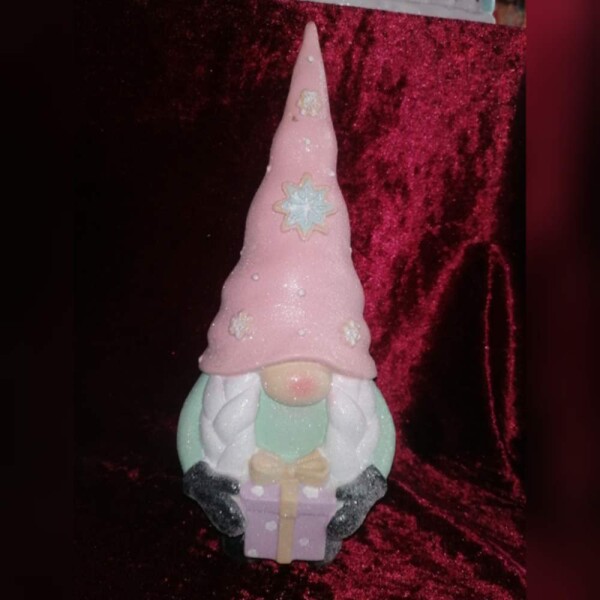 Wichtel groß pastellfarben mit Geschenk rosa Mütze vereist